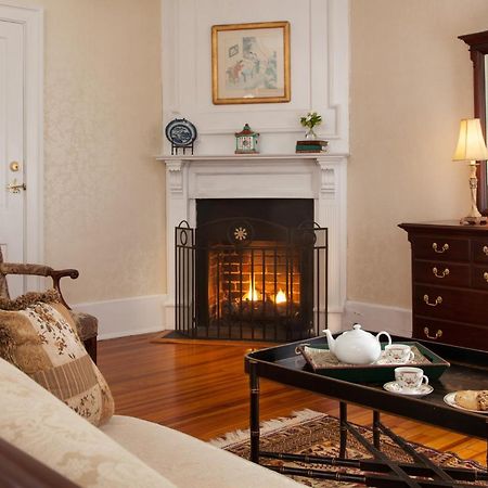 Inn At Warner Hall Gloucester Εξωτερικό φωτογραφία